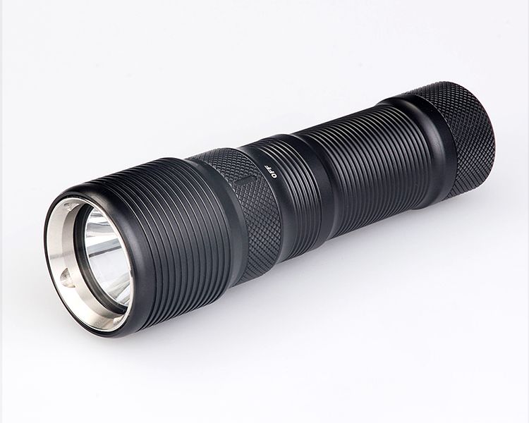 TrustFire TR-DF008 LED Diving Flashlight 700 Lumens 3-Mode Magnetic Switch Durable IPX8 Waterproof Flashlight